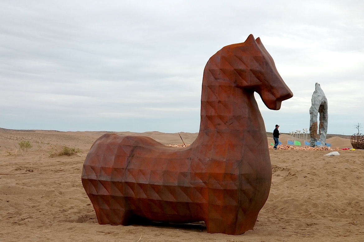 大漠休憩骏马-不锈钢雕塑