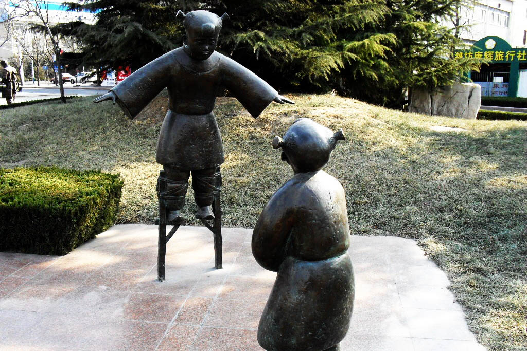 儿童踩高跷-铸铜雕塑