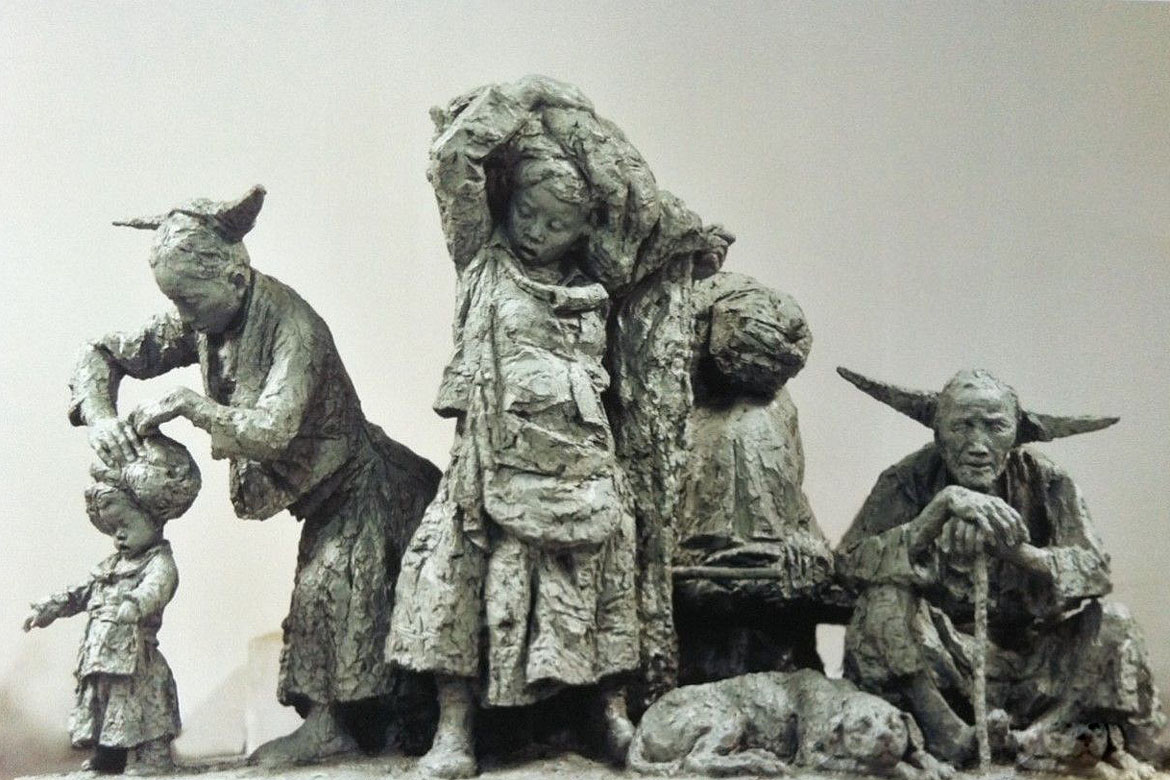 苗族人物《梳二》-铸铜雕塑